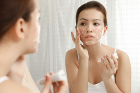 Уход за проблемной кожей лица летом: основные правила гигиены и выбор косметики